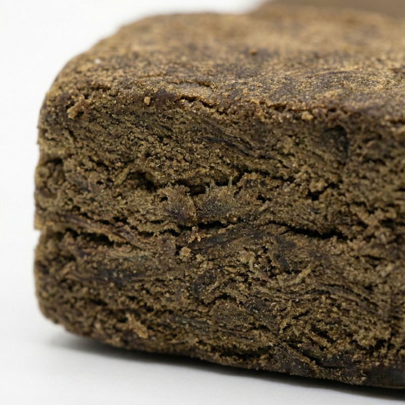 Résine BBM Hash CBD bio sur présentoir en ardoise. Un hashish de chanvre à la texture pressée 2